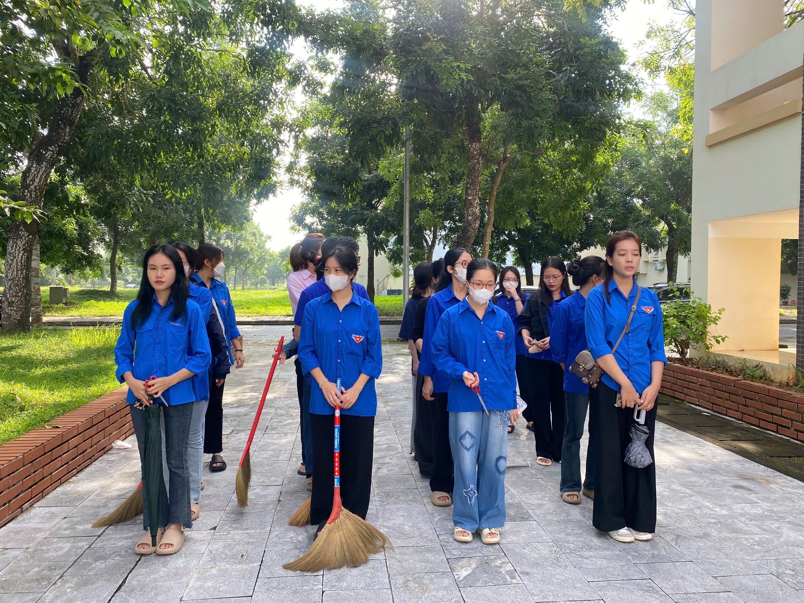 Sinh viên khoa Ngoại Ngữ tích cực tham gia tổng dọn vệ sinh khuôn viên giảng đường